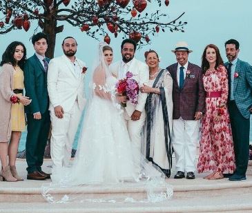 Gustavo Mendes and his wife Audriana with his parents and siblings on their wedding day